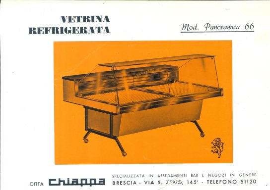Vetrina refrigerata con design in legno e vetro, sfondo arancione.