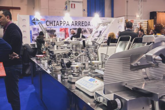 Macchine e attrezzature per la lavorazione dei cibi in mostra a una fiera.
