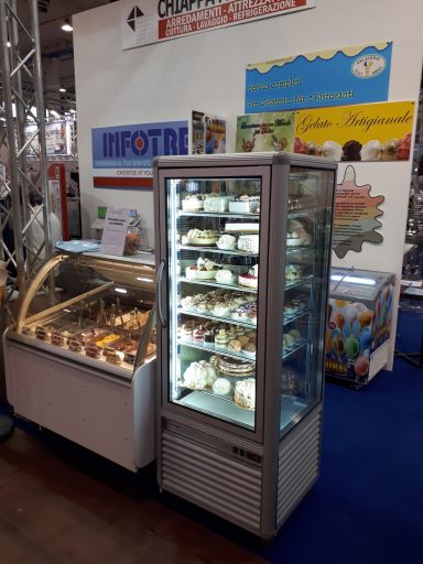 Vetrina refrigerata con gelati e dessert in un'esposizione commerciale.