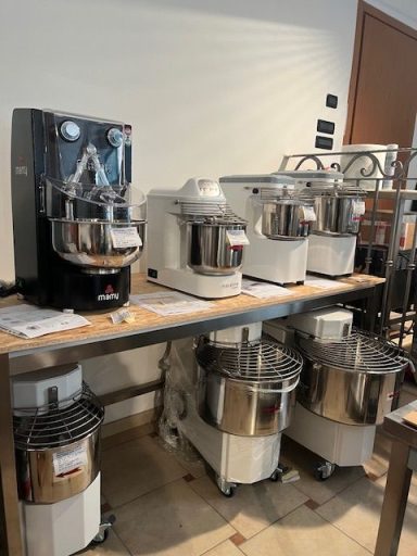 Vari vari modelli di impastatrici su un tavolo da cucina.